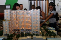 Giới thiệu mô hình chung cư cao cấp. (Ảnh: Lê Hà​/TTXVN)