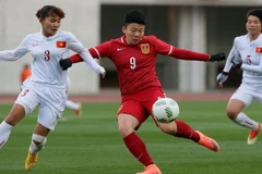Tuyển nữ Việt Nam (áo trắng) không thể gây bất ngờ trước Trung Quốc. (Nguồn: AFC)