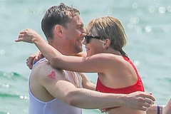 Cặp đôi Taylor Swift và Tom Hiddleston tình tứ khi tắm biển