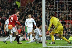 Pha đánh gót thành bàn đẹp mắt của Rooney. (Nguồn: EPA)