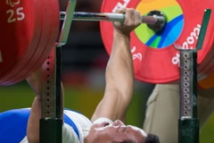 Lê Văn Công thi đấu ở nội dung cử tạ nam hạng 49 kg tại Paralympic 2016. (Nguồn: THX/TTXVN)
