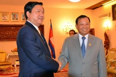 Bí thư Thành ủy Thành phố Hồ Chí Minh Đinh La Thăng làm việc tại Campuchia. (Ảnh: Trần Chí Hùng/Vietnam+)