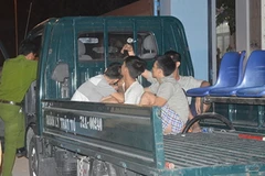 Các học viên bị công an đưa trở lại trung tâm. (Nguồn: PLO)
