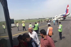 Sơ tán hành khách khỏi máy bay. (Nguồn: myrepublica)