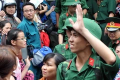 Niềm vui của một tân binh lên đường đi nhập ngũ. (Ảnh: An Hiếu​/TTXVN)