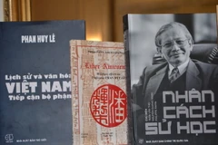 Các cuốn sách là các công trình nghiên cứu của ​giáo sư Phan Huy Lê được giới thiệu tại buổi lễ. (Ảnh: Bích Hà/TTXVN)