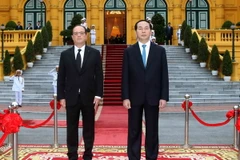Chủ tịch nước Trần Đại Quang và Tổng thống Pháp Francois Hollande trên bục danh dự tại Lễ đón. (Ảnh: Nhan Sáng/TTXVN)