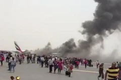 Khung cảnh hỗn độn sau khi máy bay hạ cánh khẩn cấp. (Nguồn: mirror.co.uk)