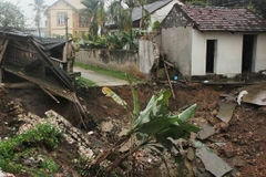 Vết nứt đã tạo thành hố sâu.