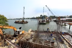 Thi công mố trụ cầu bờ Bắc cầu Ghềnh. (Ảnh: Huy Hùng/TTXVN)