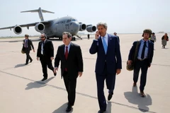 Đại sứ Mỹ tại Iraq Stuart Jones đón Ngoại trưởng Mỹ John Kerry tại sân bay quốc tế Baghdad (Iraq) ngày 8/4. (Nguồn: AFP/TTXVN)