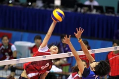 Tuyển nữ bóng chuyền Việt Nam đối đầu Thái Lan. (Ảnh: TTXVN)