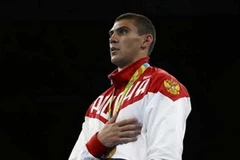 Evgheny Tishchenko trên bục nhận huy chương. (Nguồn: AP)