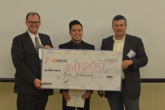 Đại diện đội vô địch Bifrost Biotech nhận phần thưởng của ban tổ chức.