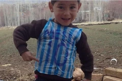 Cậu bé Murtaza Ahmadi thần tượng Lionel Messi. (Nguồn: RT)