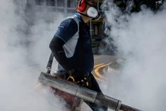 Phun thuốc phòng chống virus Zika. (Nguồn: fortune.com)