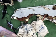 Nhà chức trách đã vớt nhiều mảnh vỡ được cho là của chiếc máy bay xấu số (Nguồn: RT)