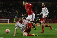 Depay ngã quá đẹp để cứu Manchester United. (Nguồn: DM)