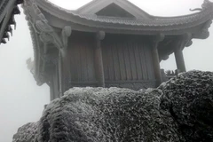 Băng tuyết phủ kín chùa Đồng trên đỉnh núi Yên Tử. (Ảnh: Văn Đức/TTXVN)