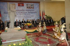 Lễ tiếp nhận bức tượng sa thạch từ thế kỷ thứ 10 tại Phnom Penh. (Ảnh: THX/TTXVN)