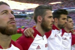 Pique bi tố giơ 'ngón tay thối' về phía Ramos. (Nguồn: Goal.com)