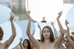 100 phụ nữ hoàn toàn khỏa thân chào đón ông Trump. (Nguồn: Elle.com)