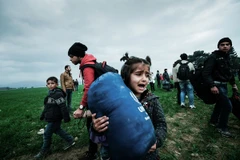 Một em bé trong dòng người tị nạn tìm đường vào châu Âu. (Nguồn: aljazeera)