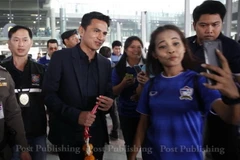 Kiatisak chụp ảnh với người hâm mộ. (Nguồn: bangkokpost)