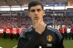 Thibaut Courtois thường vuốt cằm khi hát quốc ca trước mỗi trận đấu của Bỉ.