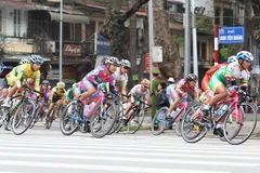 Các cua​-rơ tranh tài tại vòng 1 với nội dung tính giờ với 25 vòng hồ Hoàn Kiếm. (Ảnh: Quốc Khánh/TTXVN)