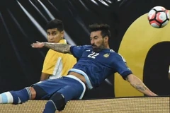 Ezequiel Lavezzi chấn thương sau nỗ lưc cứu bóng. (Nguồn: espn)