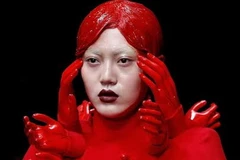 Một bộ trang phục kỳ dị với những bàn tay màu đỏ. (Nguồn: Daily Mail)