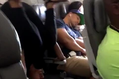 Tập yoga ngay trên máy bay. (Nguồn: DM)