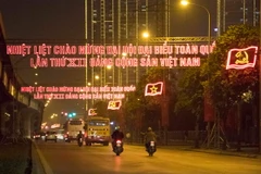 Biểu ngữ chào mừng Đại hội Đảng XII trên đường Khuất Duy Tiến. (Ảnh: Đắc Giang/TTXVN)