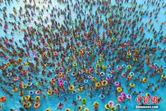 Người dân Trung Quốc đổ ra bể bơi công cộng để chống nóng. (Nguồn: Chinanews)