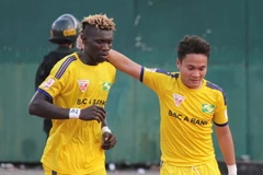 Odah (trái) của Sông Lam Nghệ An bỏ lỡ không tưởng.