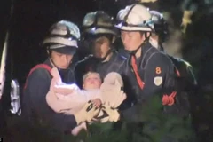 Giải cứu thành công bé gái bị kẹt suốt 6 giờ sau trận động đất. (Nguồn: Daily Mail)