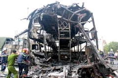 Hiện trường vụ tai nạn giao thông khiến 12 người chết tại Bình Thuận. (Ảnh: Nguyễn Thanh/TTXVN)