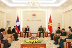 Đại tướng Phùng Quang Thanh, Bộ trưởng Bộ Quốc phòng tiếp Đại sứ Lào tại Việt Nam Thongsavanh Phomvihane. (Ảnh: Hồng Pha/TTXVN)