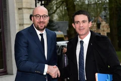 Thủ tướng Bỉ Charles Michel vá người đồng cấp Pháp Manuel Valls. (Nguồn: AFP)