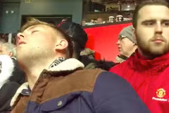 Cổ động viên ngủ gật khi xem trận Manchester United-Sheffield United. (Nguồn: YouTube)