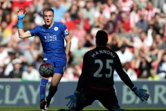 Vardy mang chiến thắng về cho Leicester City. (Nguồn: DM)