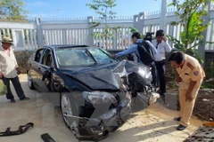 Chiếc xe ôtô gây tai nạn bị biến dạng sau khi va chạm. (Ảnh: Huỳnh Sơn/TTXVN)