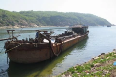 Tàu hút cát hoạt động tại cửa biển Tam Quan. (Ảnh: Viết Ý/TTXVN)