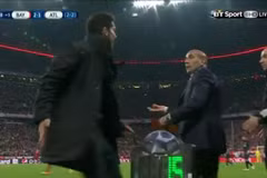 Pedro Pablo Matesanz ngơ ngác trước hành động của Simeone.