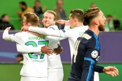 Wolfsburg (áo trắng) rộng cửa vào bán kết Champions League. (Nguồn: Reuters)