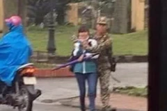 Con tin bị khống chế. (Ảnh: Facebook)