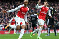 Walcott ghi bàn giúp Arsenal đánh bại Leicester. (Nguồn: Getty Images)
