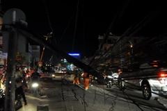 Quảng Nam: Xe tải kéo đổ hàng loạt trụ thông tin, đường dây điện