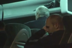 Iniesta khóc khi ngồi trên xe bus chờ đồng đội. (Nguồn: sport-english.com)